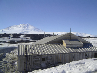 Illustration for article titled 8 Abandoned Antarctic Whaling Stations and Bases that are Still Amazing